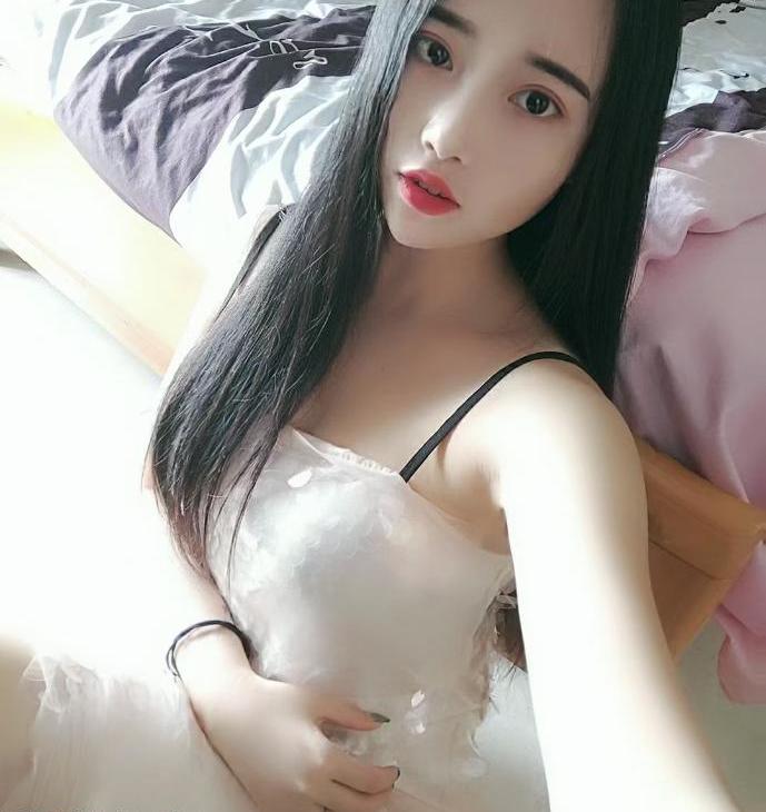 白云清秀美女