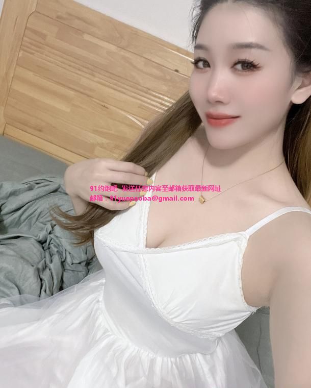 杨箕白裙小美妇