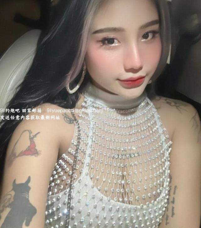 大胸纹身小妹