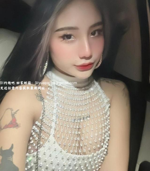 大胸纹身小妹