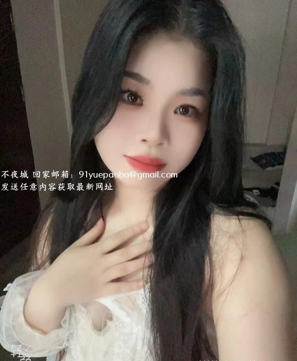 羞涩感满满小美女