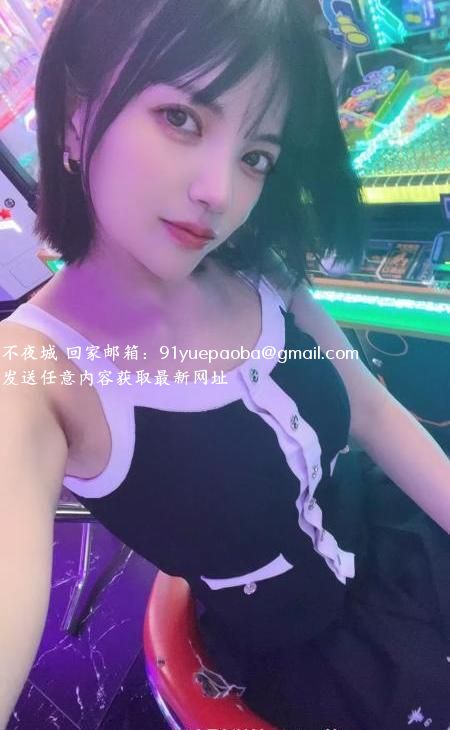 短发气质美女