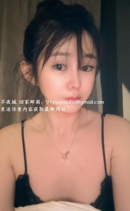 娃娃脸可爱小妹子