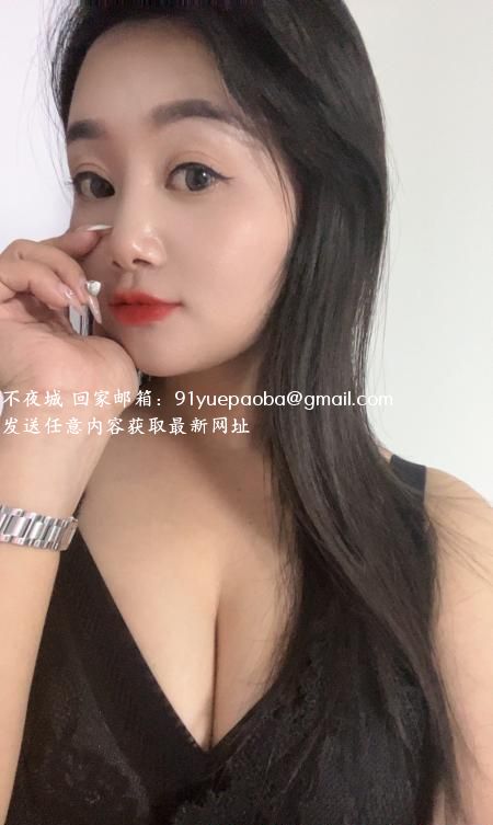大胸高个御姐
