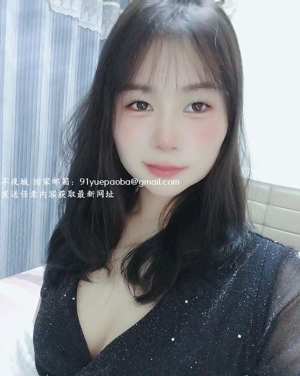 皮肤白嫩小姐姐