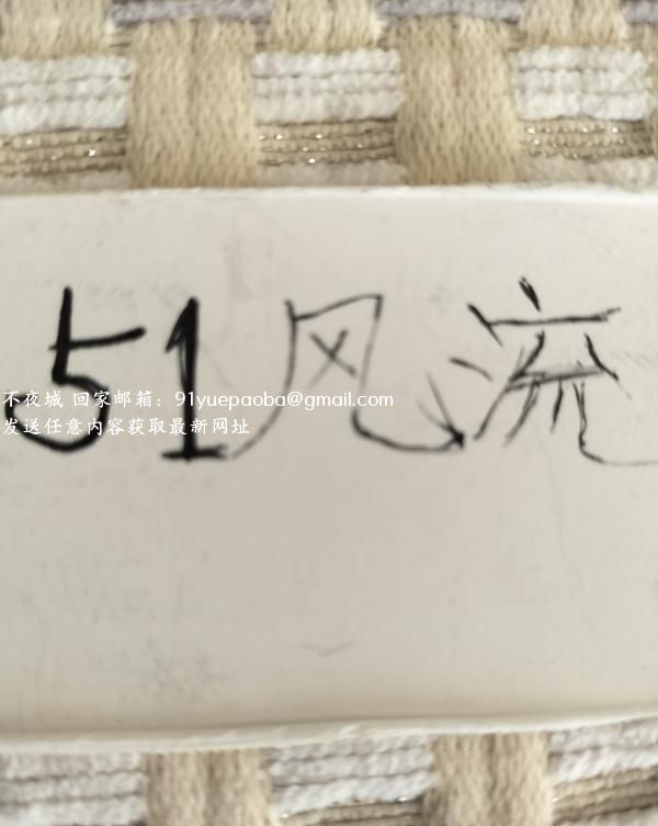 让胡路大胸性感小姐姐