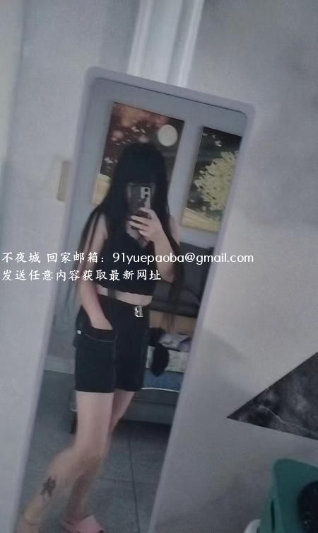 让胡路大胸性感小姐姐