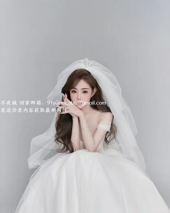 体验喷水的婚纱美女