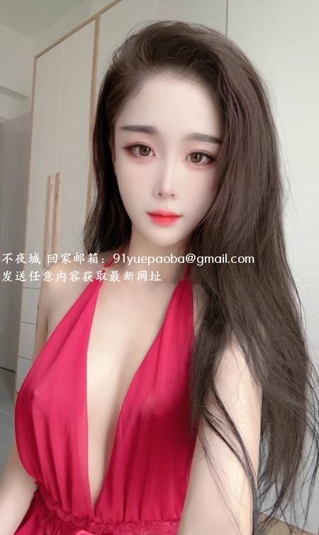 粉嫩圆润大胸萱萱