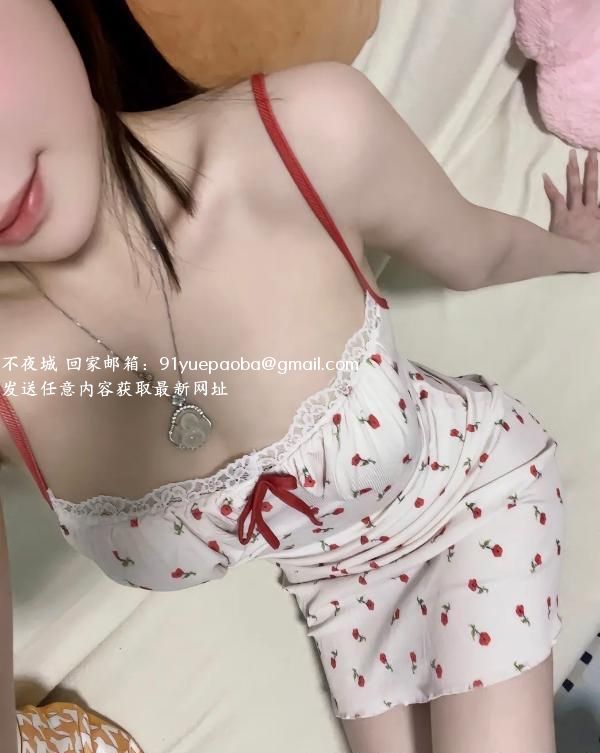 白嫩大奶小妹