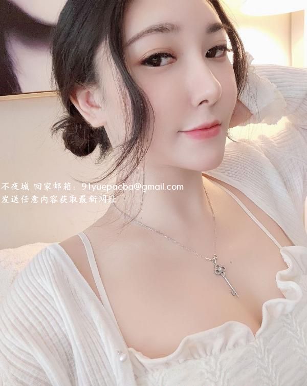 蜜桃臀御姐