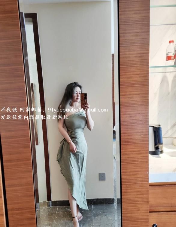 丰满白嫩大胸妹子