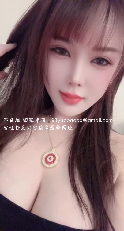 白嫩美乳御姐