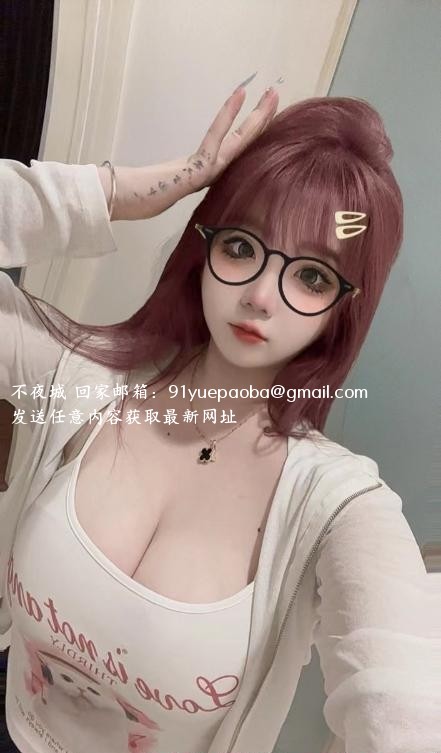前凸后翘的小妖精