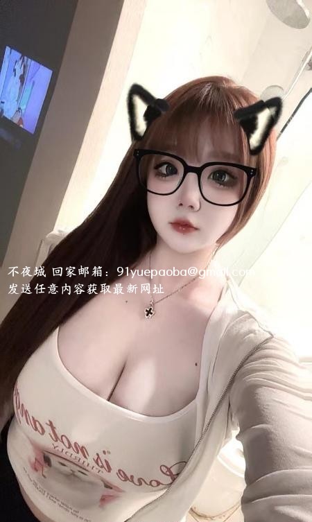 前凸后翘的小妖精