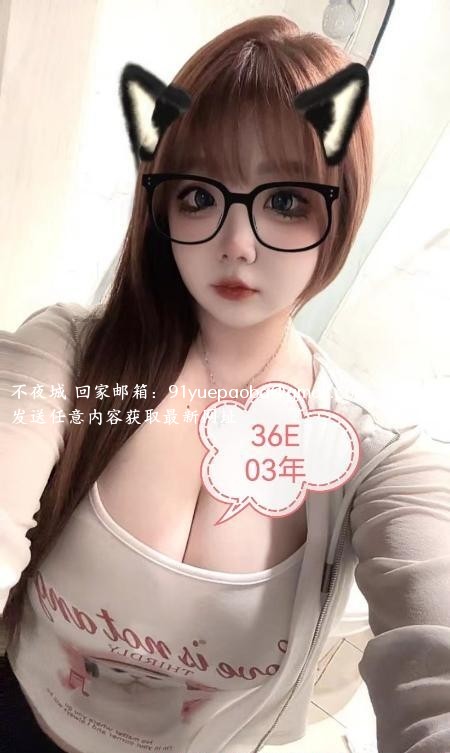 前凸后翘的小妖精